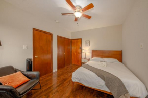 Classic HP Studio with Fast Transit to UChicago & DT by Zen Rentals